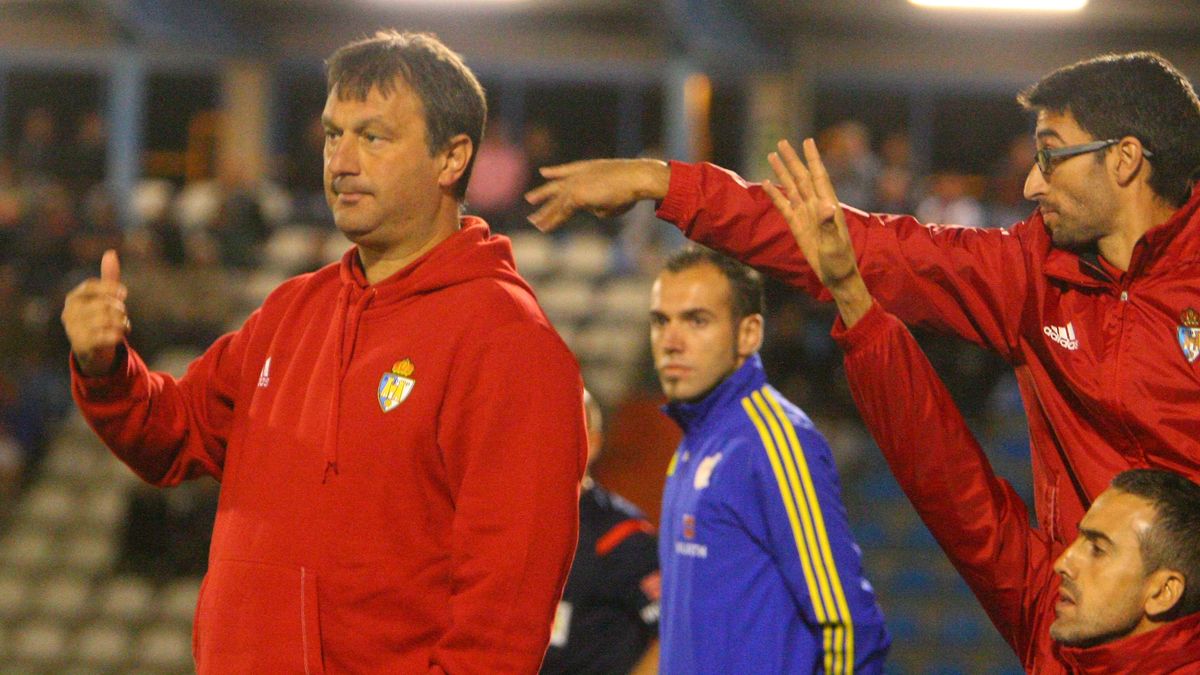 Manolo Díaz da instrucciones durante un partido de esta temporada. | CÉSAR SÁNCHEZ