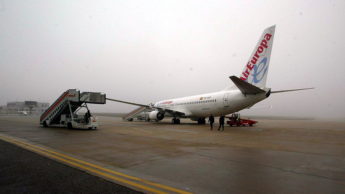 Vista de la pista del aeropuerto de Villanubla con niebla. | ICAL