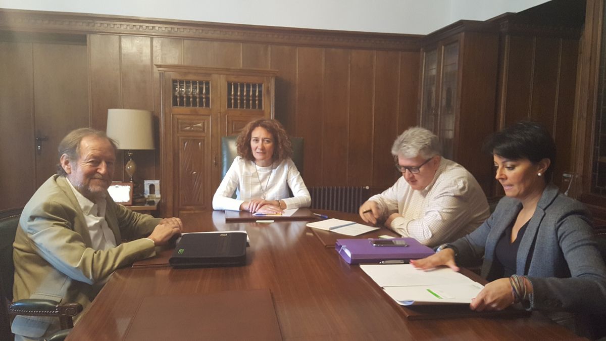 Reunión de la delegación del Consejo Comarcal con la consejería de Presidencia ayer en Valladolid. | JUNTA CYL