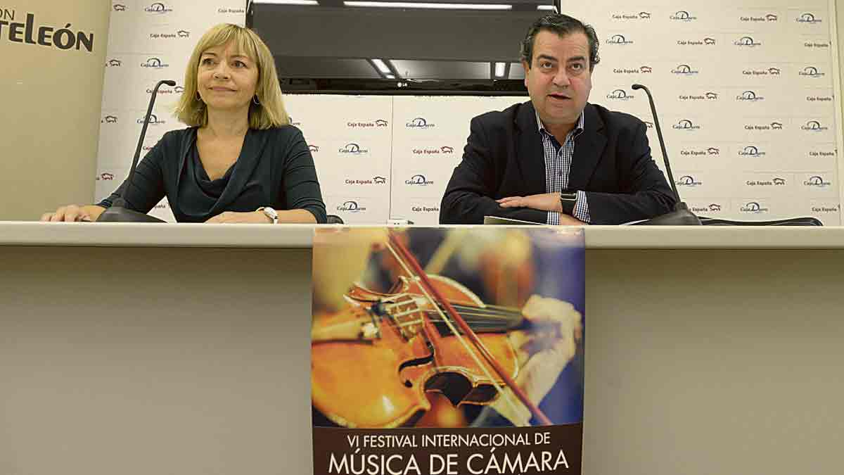 La directora Carmen Mayo y el gerente Francisco José García Paramio, ayer en Botines. | MAURICIO PEÑA