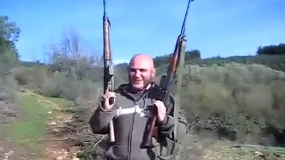 El acusado aparece en vídeos en Internet con diferentes tipos de armas. El acusado aparece en vídeos en Internet con diferentes tipos de armas.