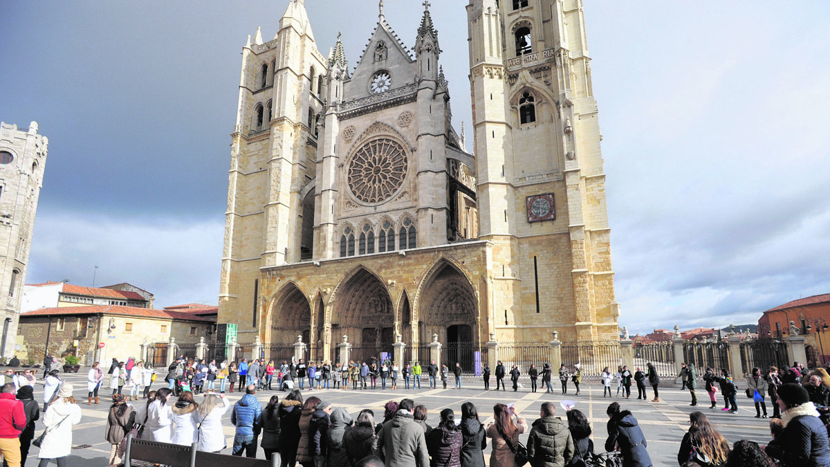 Más de 150 opositores se concentraron ayer frente a la Catedral de León para protestar contra la supresión de los exámenes convocados. | DANIEL MARTÍN