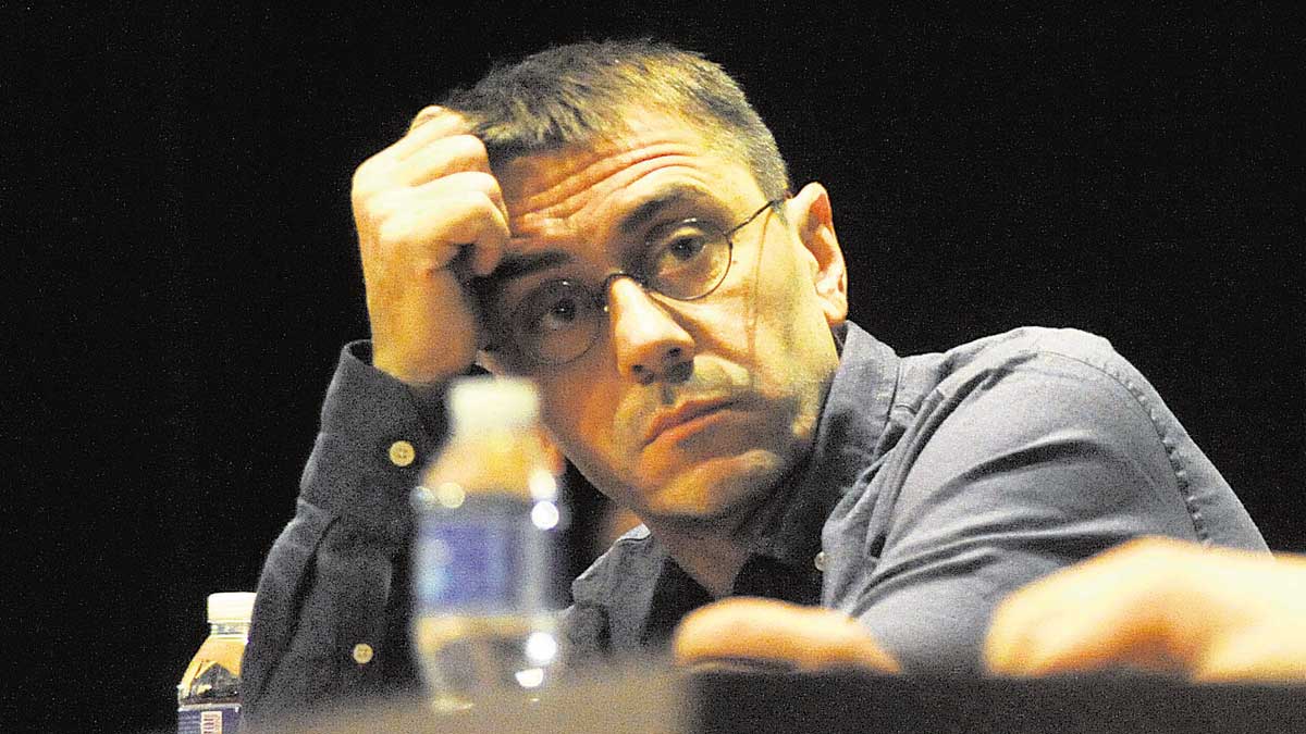 El Teatro San Francisco se llenó para escuchar al cofundador de Podemos, que firmó libros tras el acto. | DANIEL MARTÍN