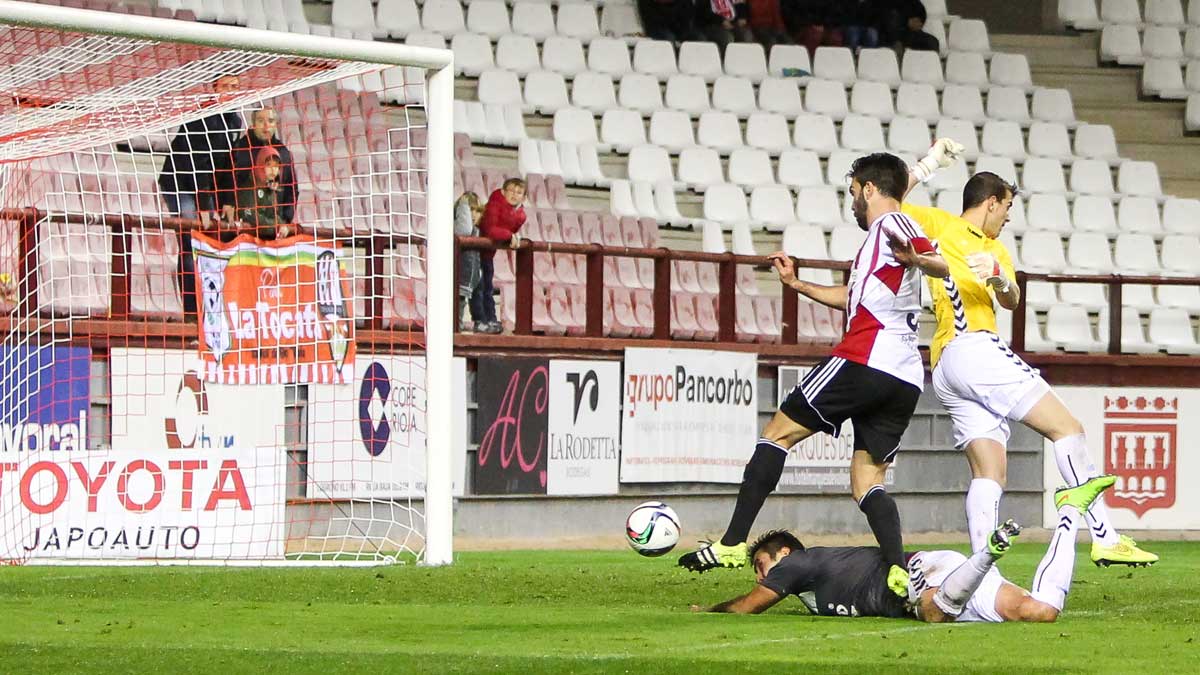 Instante del segundo gol del Logroñés, con Villar en el suelo tras golpearle el despeje de Leandro y el jugador del Logroñés siguiendo la jugada. | DIARIO LA RIOJA