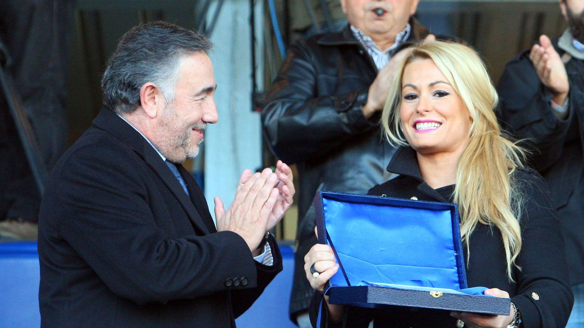 Lidia Valentín, en una imagen de archivo recibiendo otro de los galardones en su tierra. | C.S.