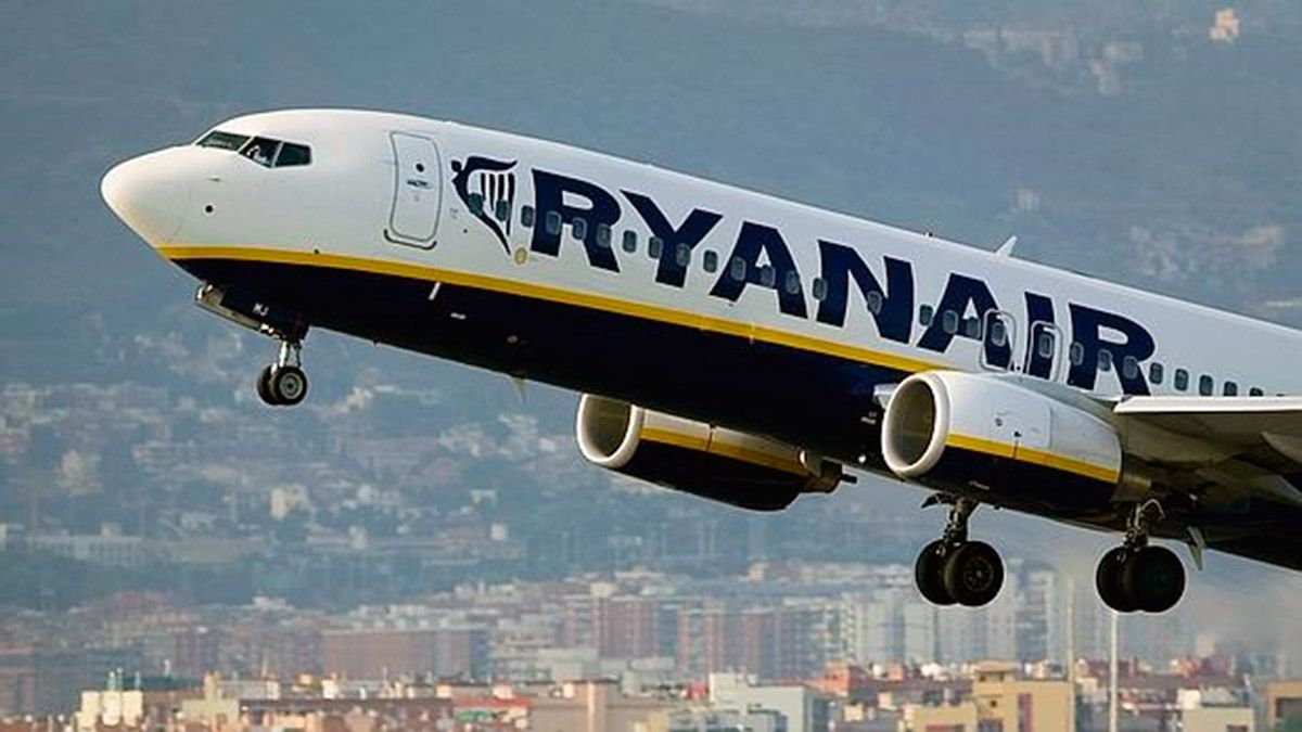 Avión de Ryanair despegando. | ABC