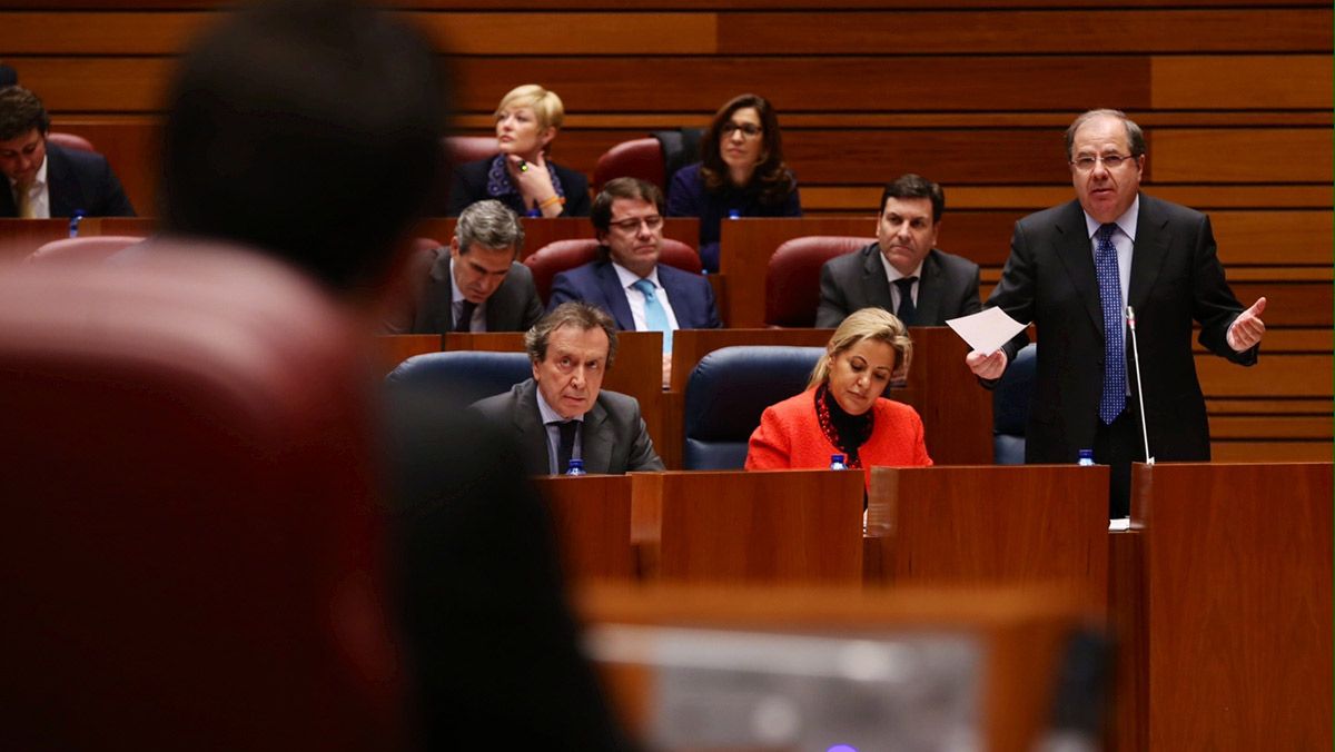 Intervención del presidente de la Junta, Juan Vicente Herrera, en el Pleno de las Cortes. | MIRIAM CHACÓN (ICAL)