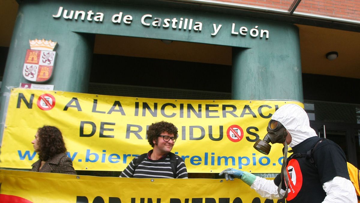 Una de las manifestaciones contra la incineración de residuos en Cosmos impulsada por la plataforma Bierzo Aire Limpio.| César Sánchez (Ical).