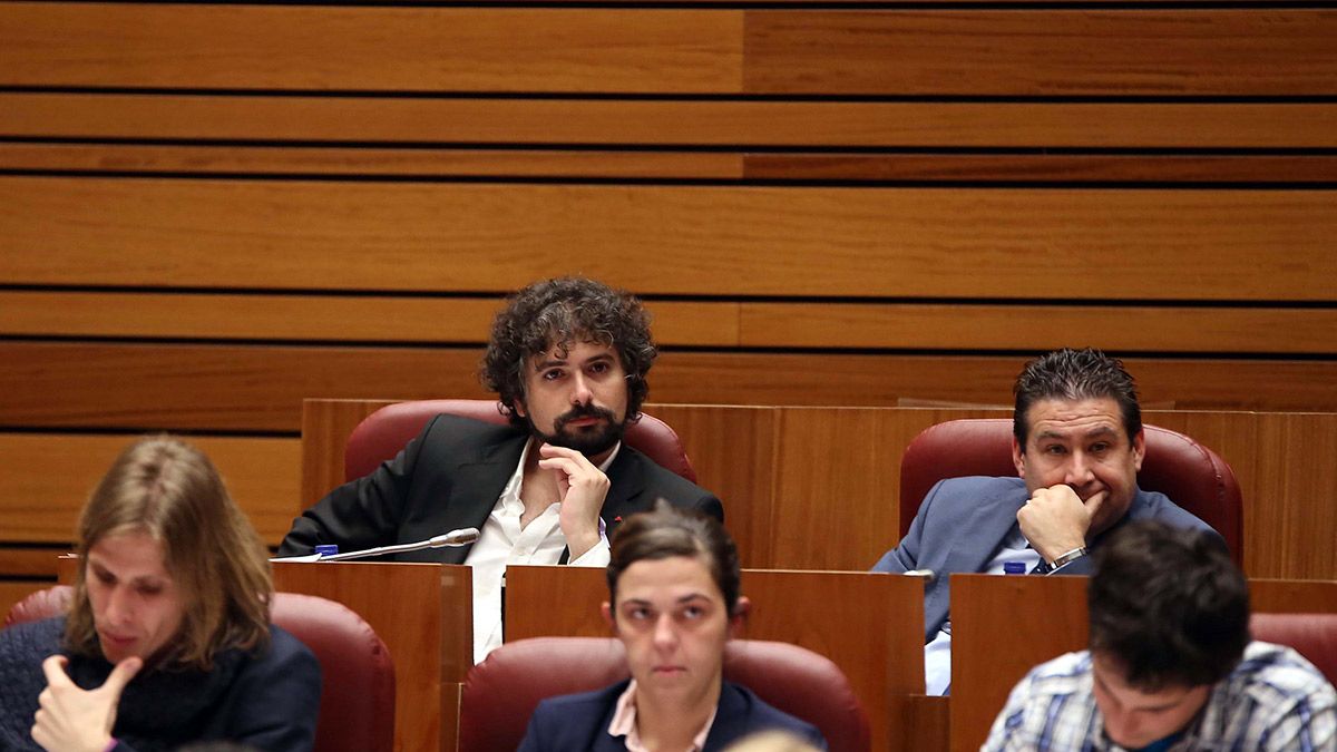 José Sarrión (IU) y Luis Mariano Santos (UPL), en el Pleno de las Cortes. | ICAL