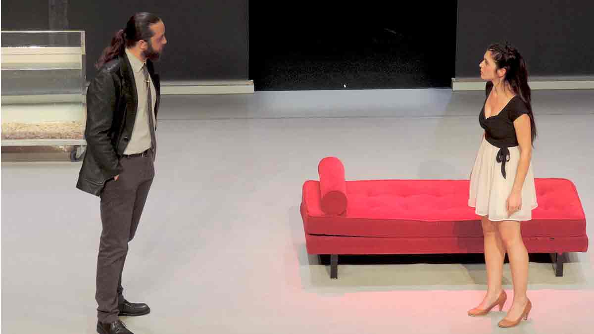 Un momento de la representación de ‘Casa de muñecas’ con la actriz Cristina Esteve en el papel de Nora Helmer. | BRAMANT TEATRE