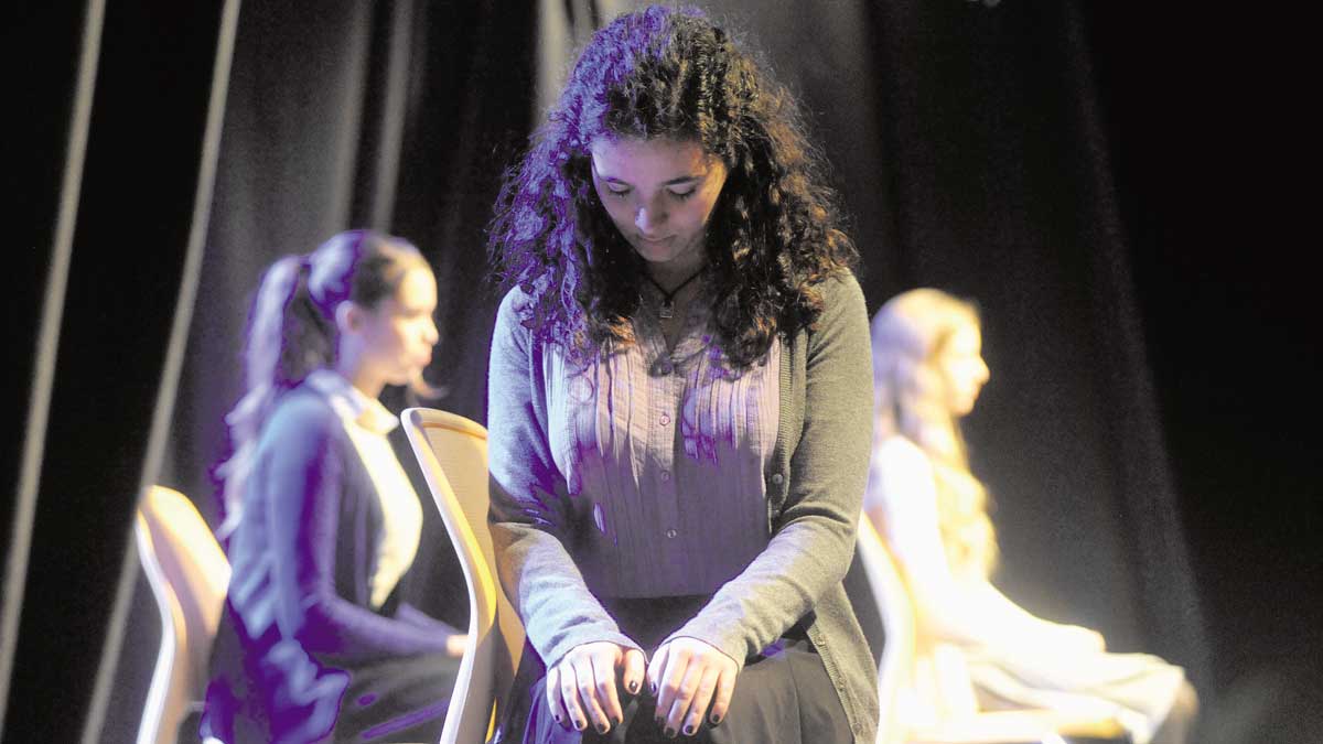 La representación de cuatro escenas teatrales sirvieron ayer en Espacio Vías para mostrar el rechazo hacia la violencia machista. | DANIEL MARTÍN