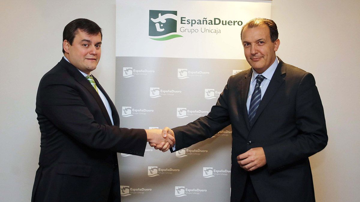 Un momento de la firma, entre Lorenzo Alonso Nistal, presidente de CECAP Castilla y León; y José Alberto Gurrionero, director de Banca Minorista de EspañaDuero.