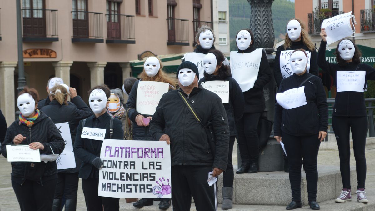 Un grupo de mujeres con la cara tapada protesta en Ponferradacontra la pasividad de las instituciones. | D.M.
