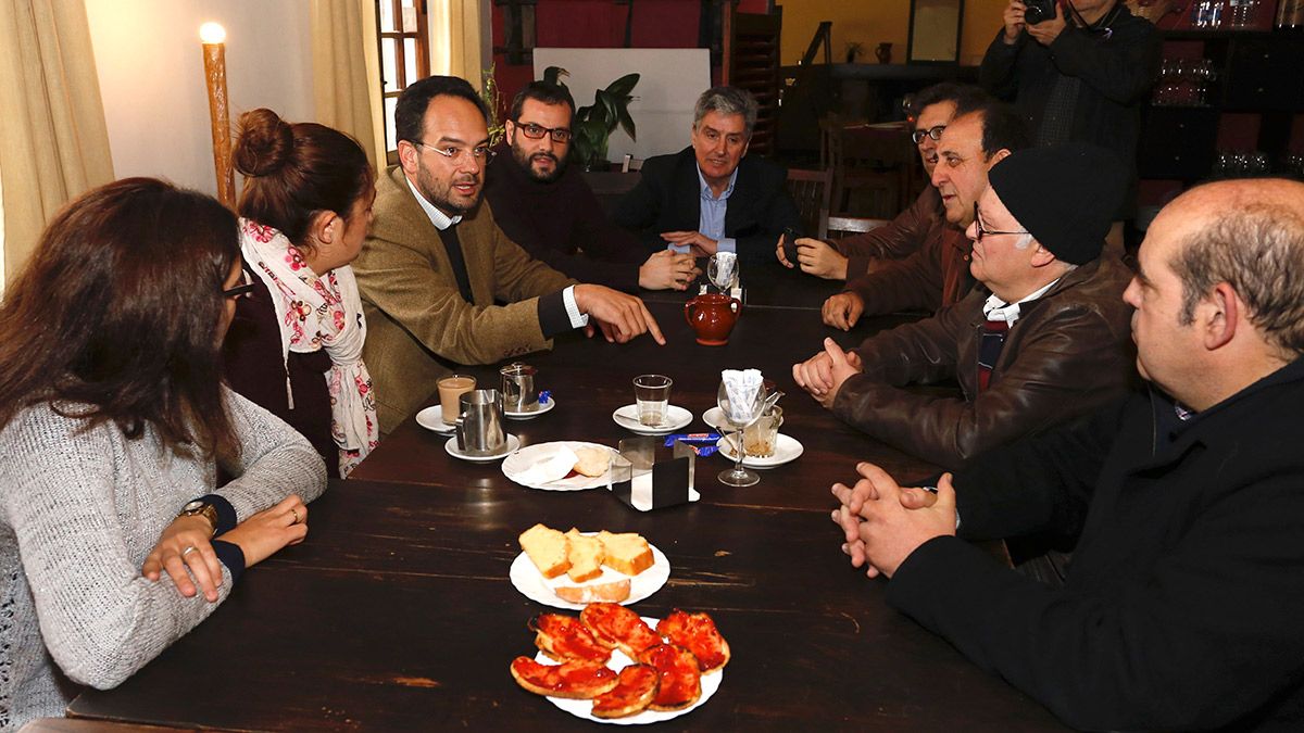 El portavoz del PSOE en el Congreso de los Diputados, Antonio Hernando, viaja a Ciñera para mantener un encuentro con los candidatos socialistas, encabezados por Aurora Flórez, Ibán García del Blanco, Graciliano Palomo y Nuria Díaz de Geras. | ICAL