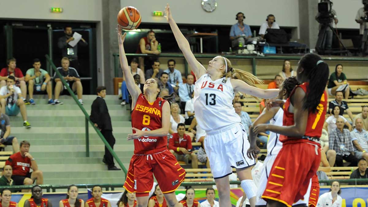 Ángela Salvadores anota en la final del Mundial sub 17 en Pilsen. | FIBA