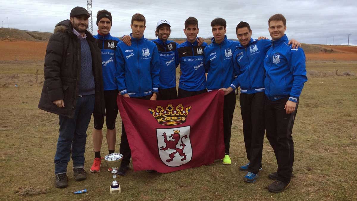 El Atletismo Fisiorama - Taller de Inglés posa con el trofeo conseguido y la bandera de León. | NATALIA ÁLVAREZ