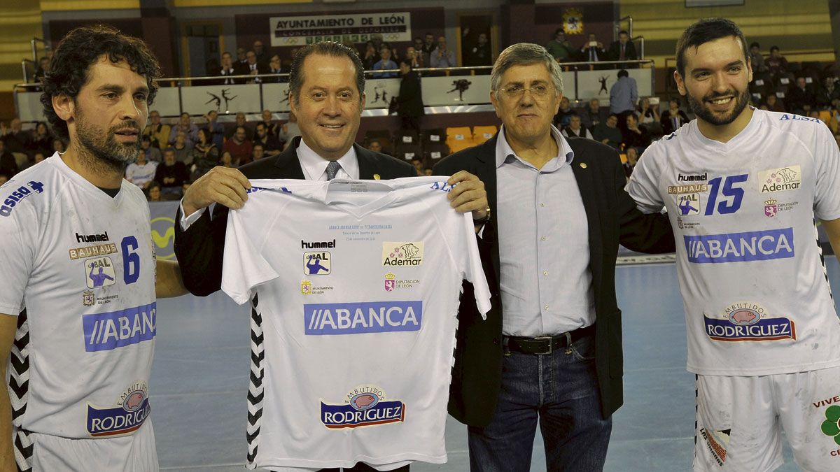 Juanín y Carrillo entregan a Escotet la camiseta firmada por toda la plantilla. | DANIEL MARTIN