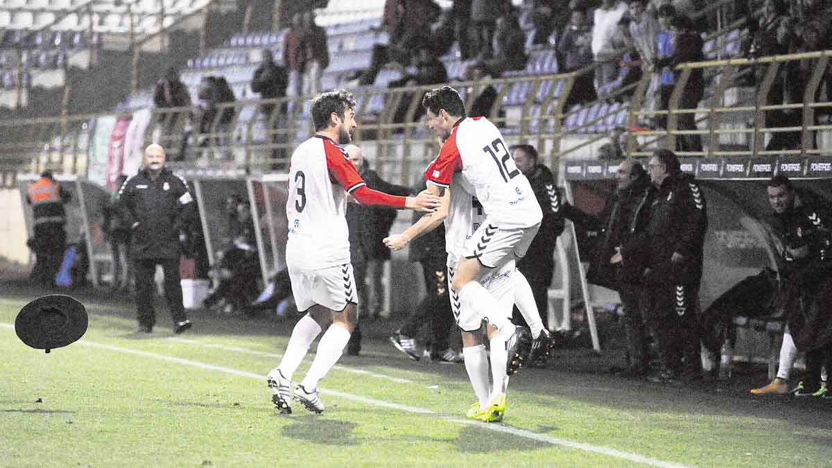 Pablo Coutado y Álvaro Tejedor celebran con Pérez el tanto que anotó este ante el Zamora. | DANIEL MARTÍN