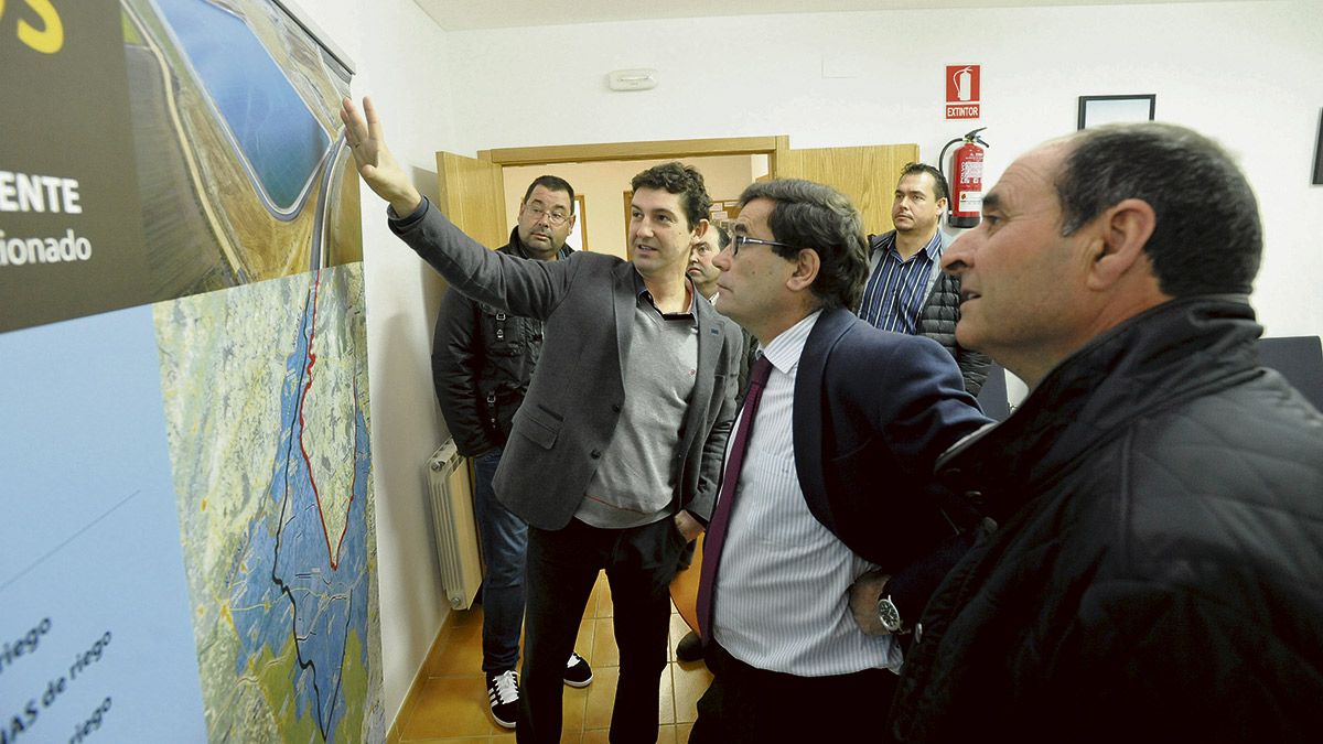 Carlos Cabanas (centro) y Jorge Álvarez (derecha) atienden las explicaciones del secretario de la comunidad. | DANIEL MARTÍN