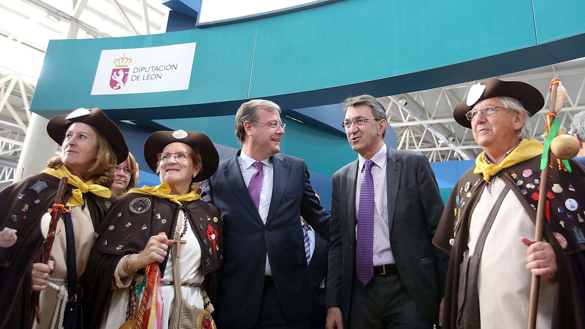 El alcalde de León, Antonio Silván, junto al presidente de la Diputación, Juan Martínez Majo, en el expositor de León. | MIRIAM CHACÓN (ICAL)