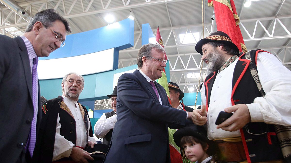 El alcalde de León, Antonio Silván, junto al presidente de la Diputación, Juan Martínez Majo, en el expositor de León. | ICAL