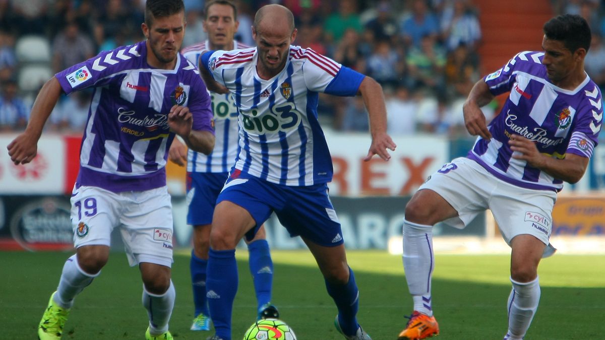 Basha conduce el balón durante el partido ante el Valladolid en El Toralín. | CÉSAR SÁNCHEZ