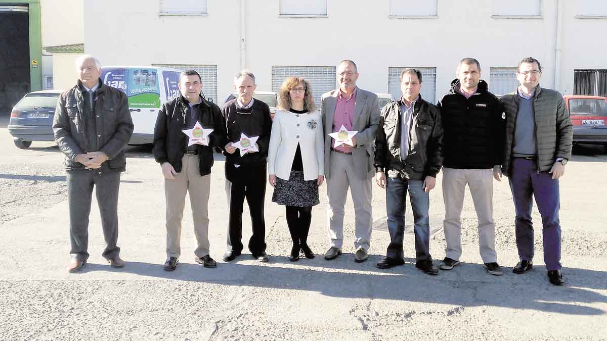 Representantes municipales y miembros de Aedo en la presentación. | P. F.