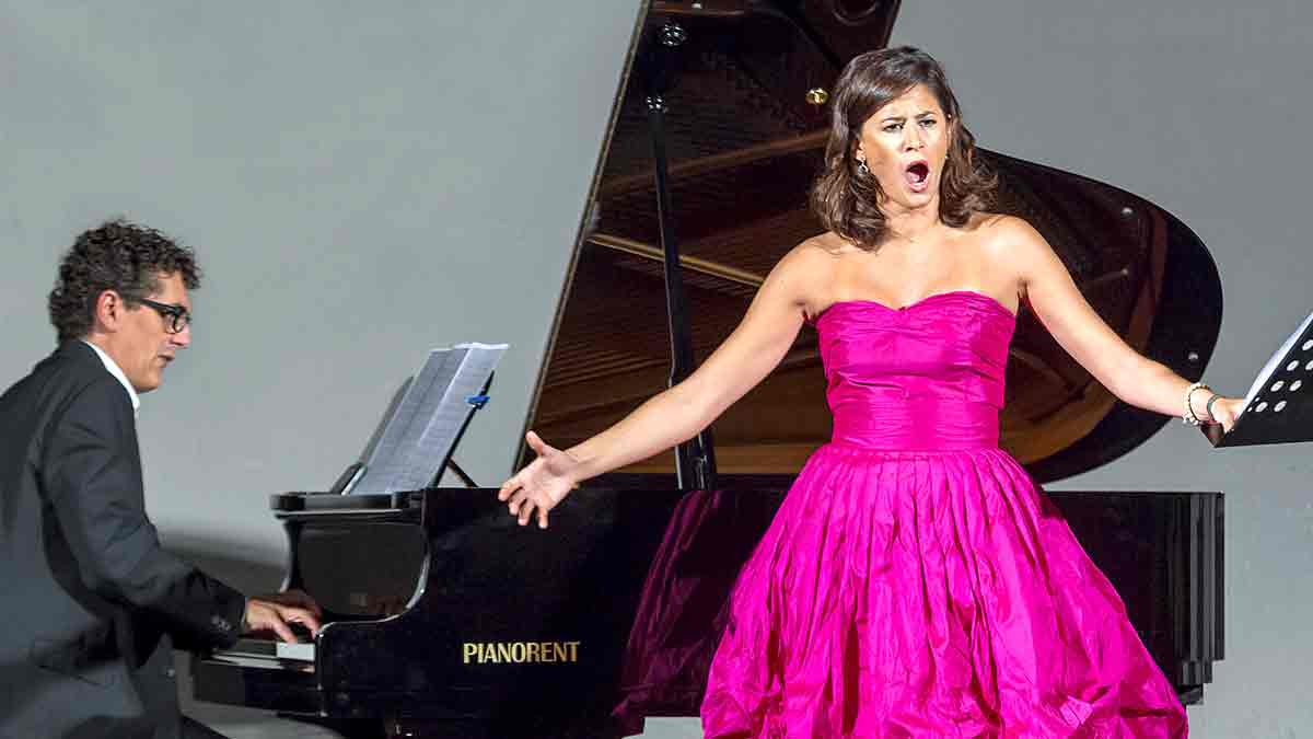 La soprano Laura Sabatel acompañada al piano por Óscar Lobete.