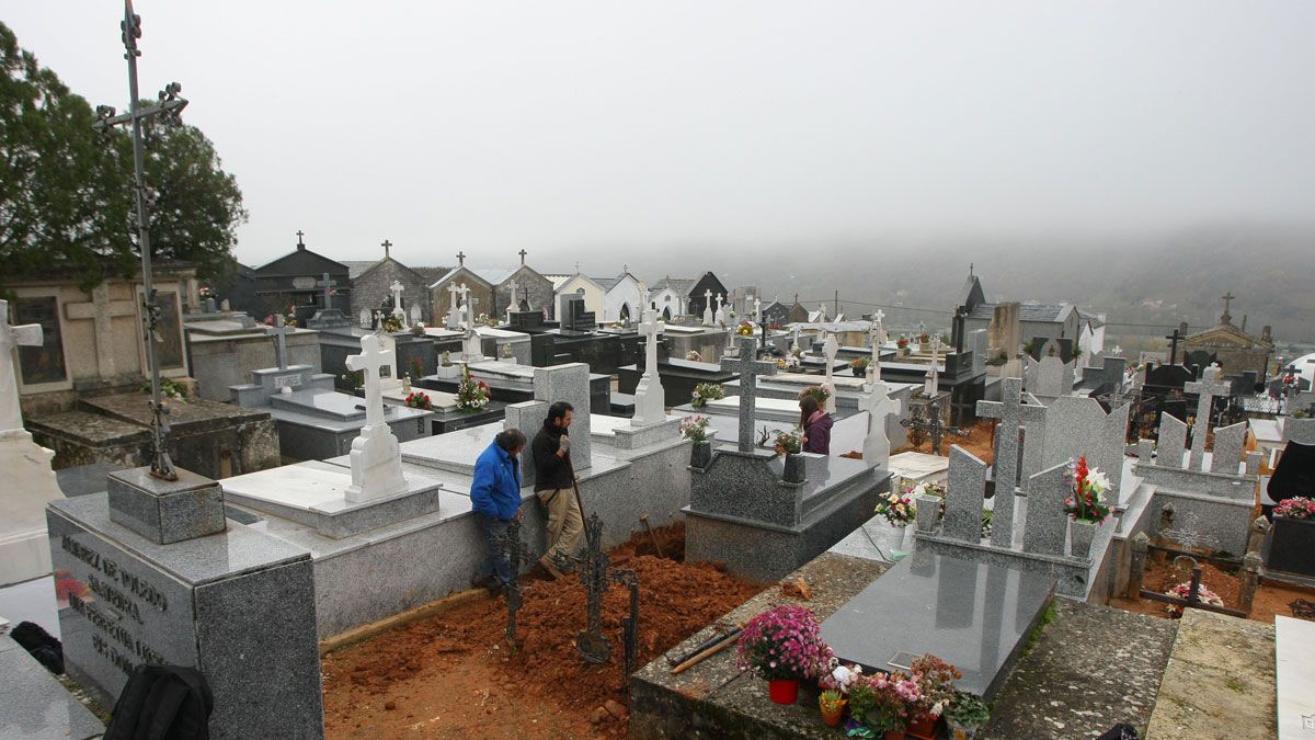 Trabajos de la ARMH para la exhumación de los restos en el cementerio de Villafranca del Bierzo. | César Sánchez (Ical)
