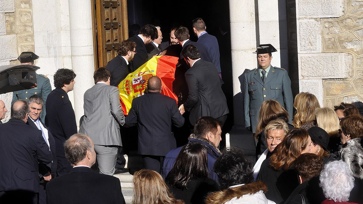 El funeral por David Álvarez se celebró en su pueblo, Crémenes. | DANIEL MARTÍN