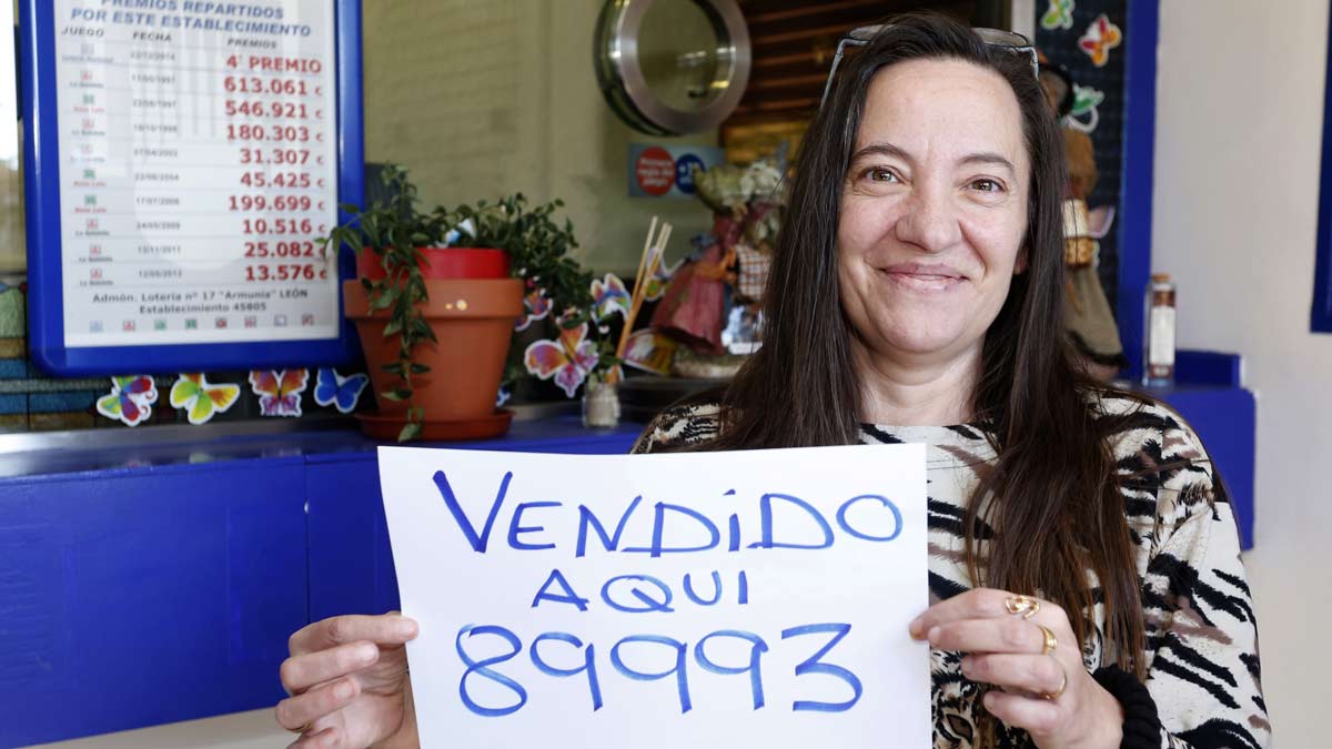 La administración de lotería número 17 de Armunia (León) reparte en solitario el primer Premio del Sorteo de la Lotería Nacional dotado con 60.000 euros al décimo. En la imagen, la administradora, Loli Martínez Reyero. | ICAL
