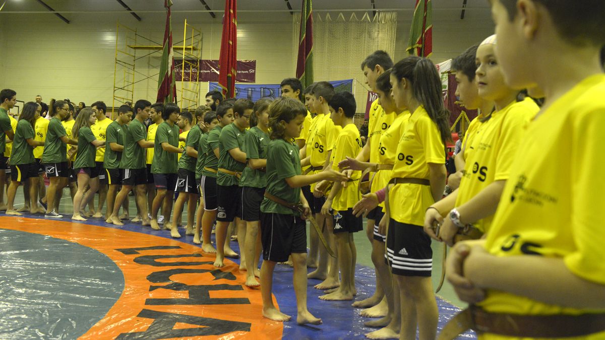 Los luchadores de Ribera y Montaña se saludan. | MAURICIO PEÑA