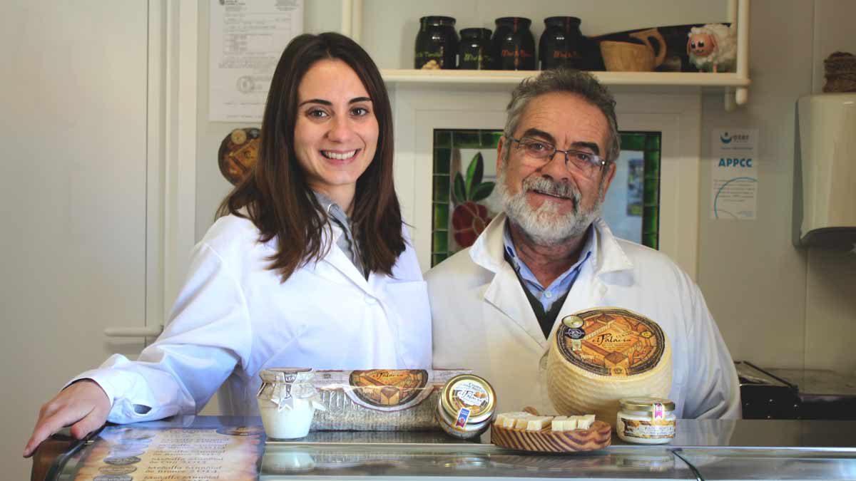 Beatriz se ha sumado al proyecto de la quesería junto a su familia. | TERESA GIGANTO