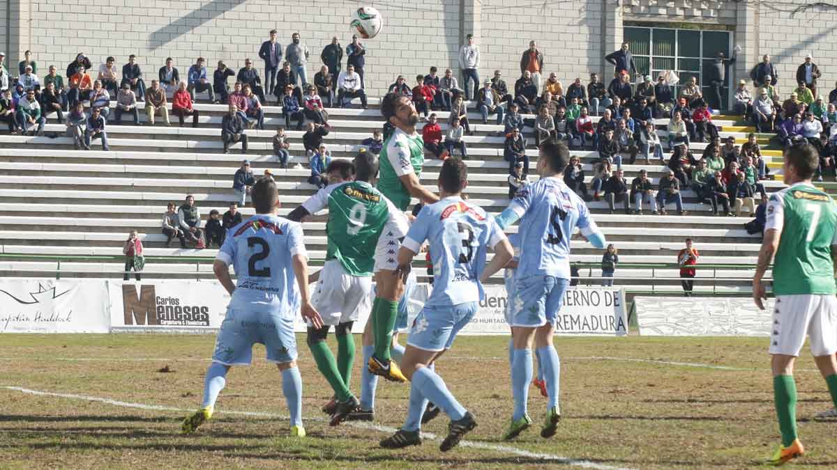 Un lance del partido en el Príncipe Felipe. | EL PERIÓDICO DE EXTREMADURA