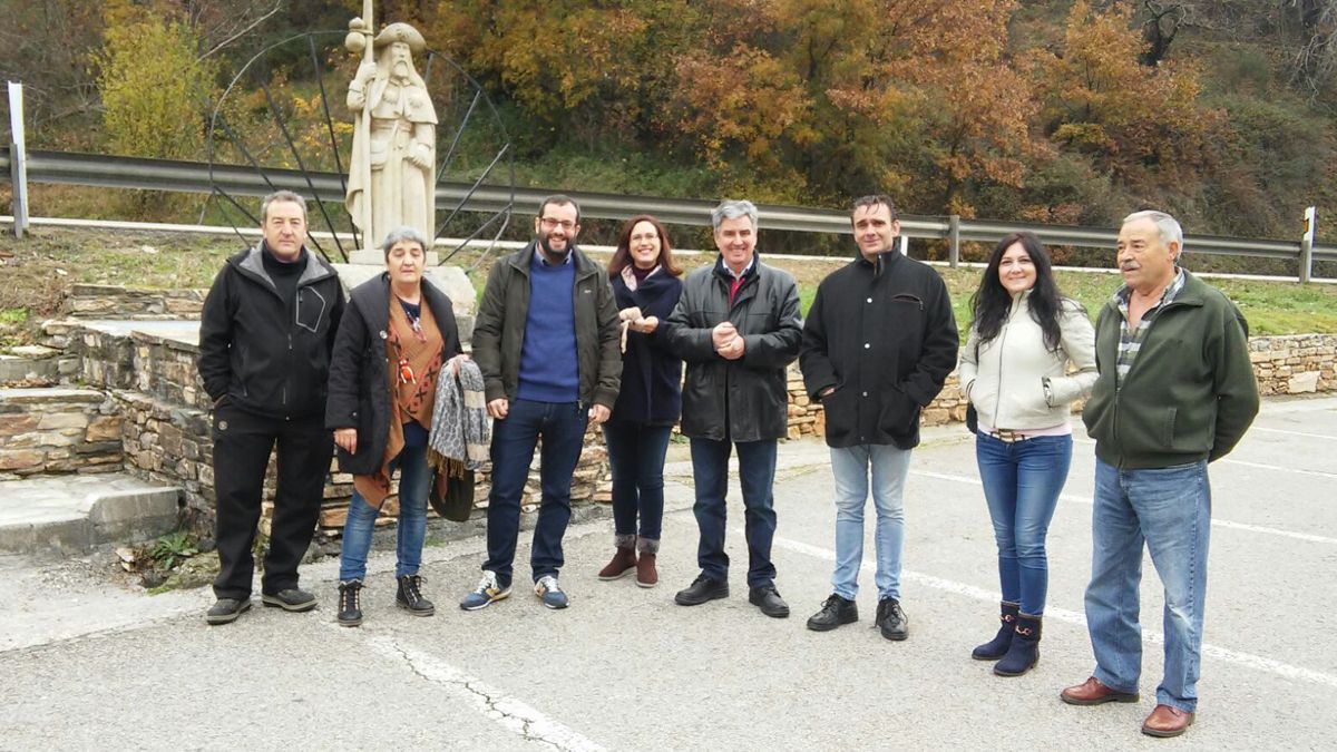 El grupo de representantes socialistas, ayer como caninantes de la Ruta Jacobea.