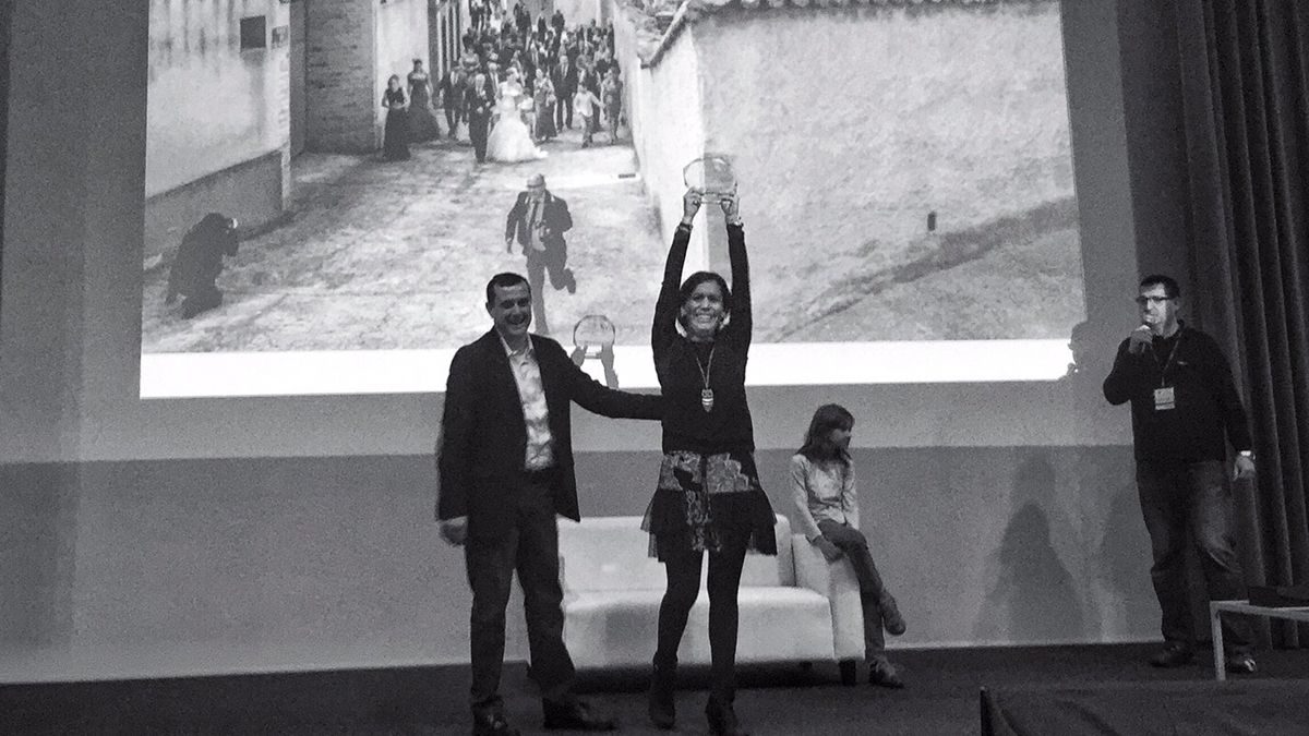 Rocío Vega recoge el premio en Sevilla por una instantánea que capta una tradición rural de las bodas en Zamora.| Miguel Onieva
