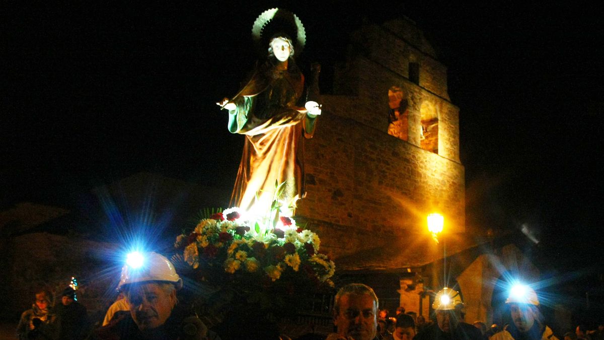 Procesión nocturna en Fabero en honor a Santa Bárbara. César Sánchez (Ical)