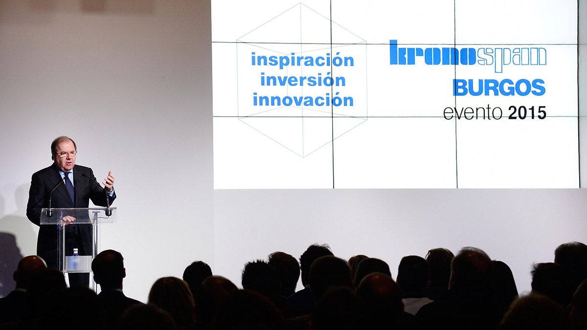 El presidente de la Junta de Castilla y León, Juan Vicente Herrera, y la consejera de Economía y Hacienda, Pilar del Olmo visitan las nuevas instalaciones de la empresa Kronospan, guiado por Neill Collen, presidente de Kronospan España. | ICAL