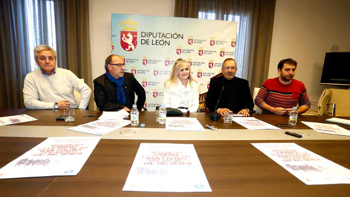 El alcalde Joaquín Llamas, la diseñadora María Lafuente y el concejal Balbino Ferrero junto a otros miembros del municipio de Villarejo. | CARLOS S. CAMPILLO (ICAL)