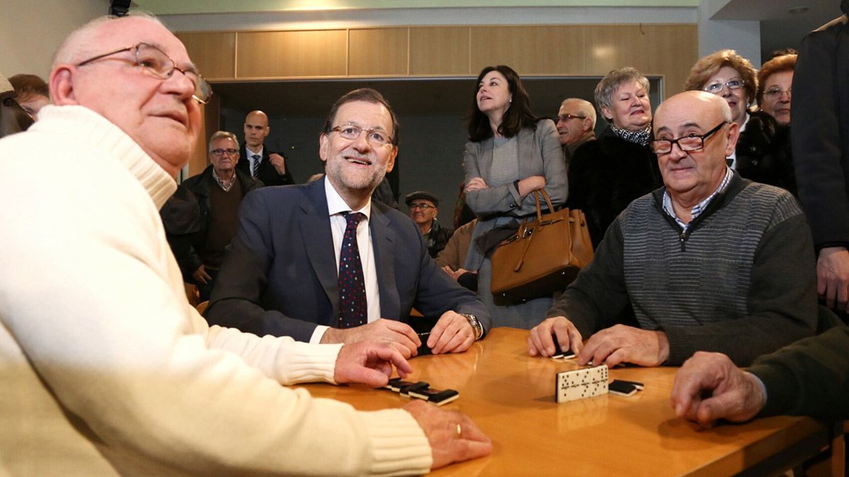El presidente del Gobierno y del Partido Popular, Mariano Rajoy, visita el Hogar del Pensionista en Olmedo (Valladolid). | ICAL