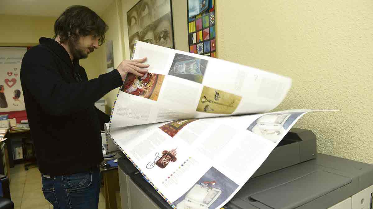 Diego Chamorro supervisa la impresión de los pliegos que darán forma al libro ‘Cuentos con estrella’. | MAURICIO PEÑA
