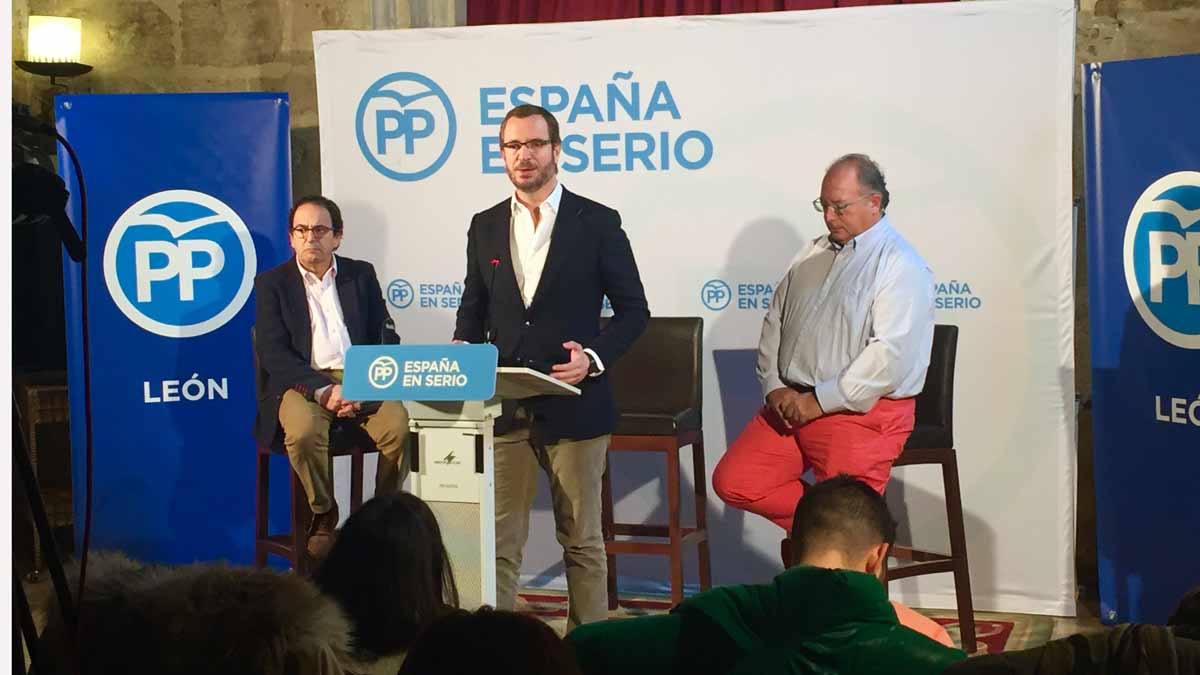 Javier Maroto, entre Luis Aznar y Eduardo Fernández, este miércoles en San Marcos. | S.M.