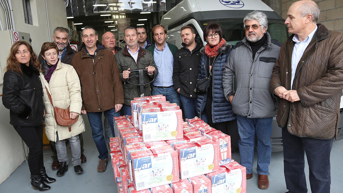 Los representantes de las organizaciones agrarias que convocaron la 'Marcha blanca' analizan la actualidad del vacuno lechero de Castilla y León, y donan al Banco de Alimentos 4.000 litros de leche. | ICAL