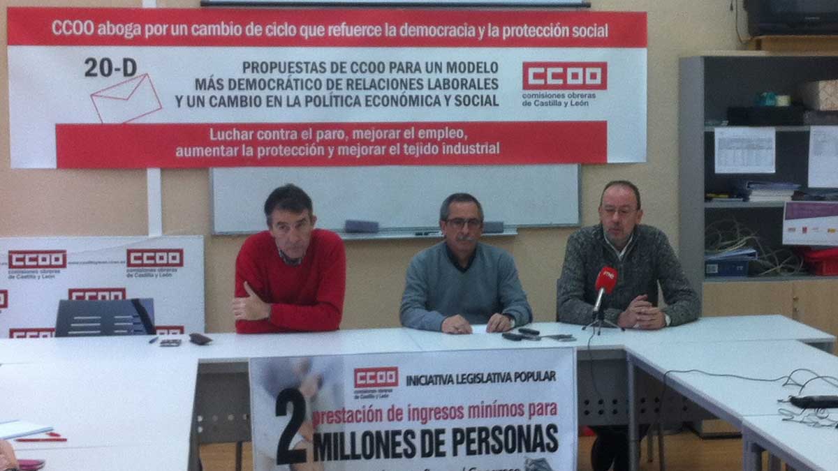 De izquierda a derecha, el secretario general de CCOO en Castilla y León, Ángel Hernández, el secretario de Acción Sindical de la Confederación, Ramón Górriz, y el secretario provincial, Ignacio Fernández.