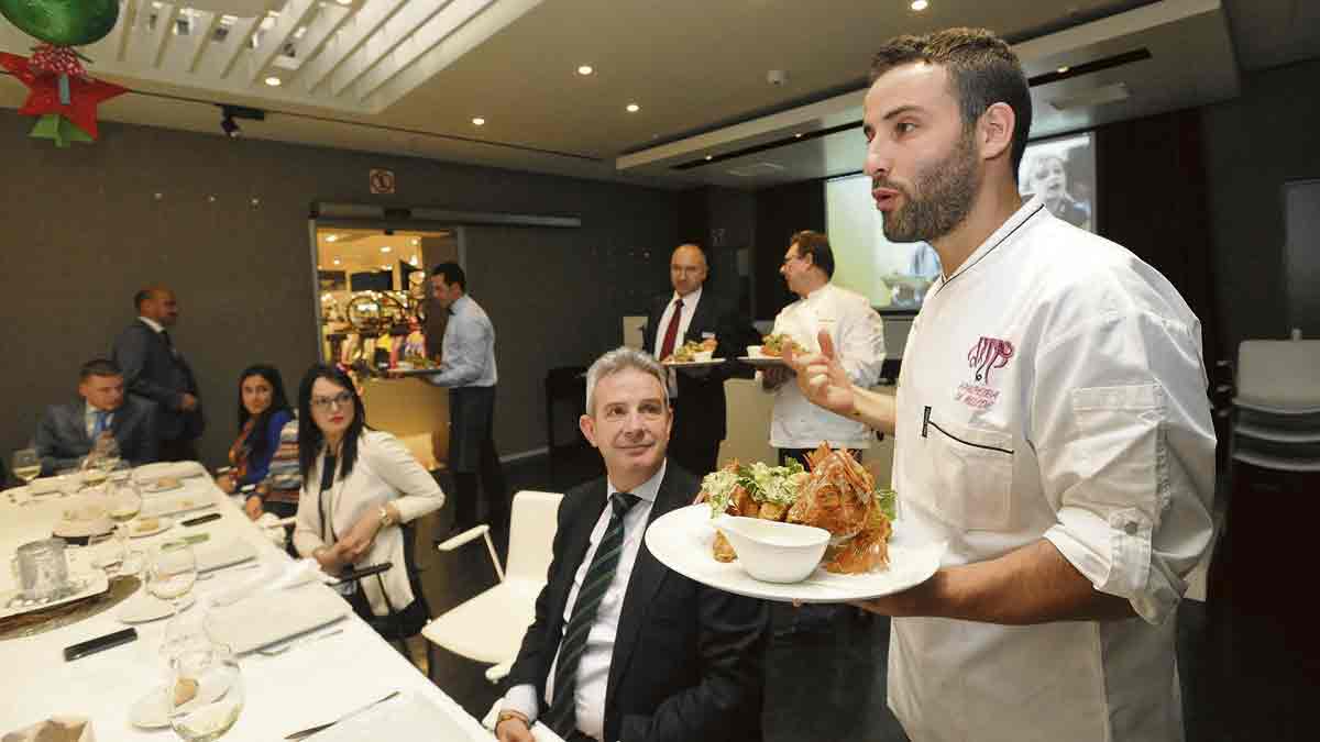 Gorka Rodríguez con uno de los platos de su cocina gallega, este miércoles en el Restaurante de ElCorte Inglés. | DANIEL MARTÍN