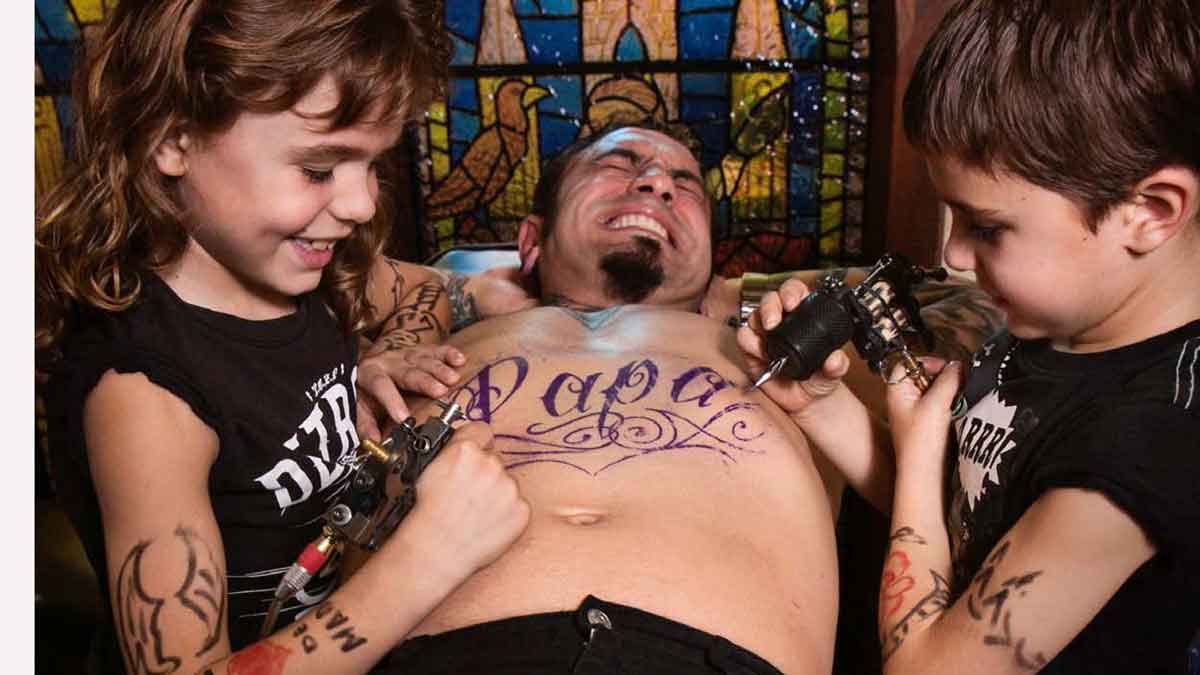 El tatuador (’tatuado’ por sus hijos) ilustra el mes de marzo. | CRUZ CAMPA