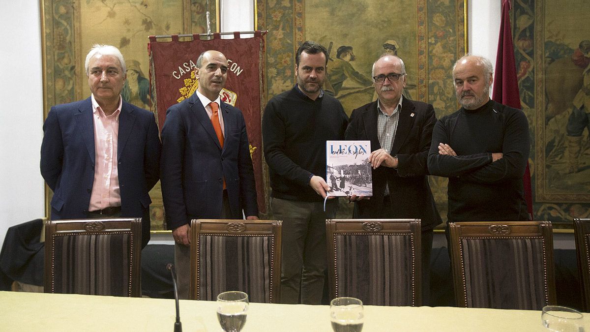 Jesús Sanz, David Rubio, Mauricio Peña y representantes de la Casa de León en Madrid muestran el libro editado por La Nueva Crónica. | ÁNGEL DE ANTONIO