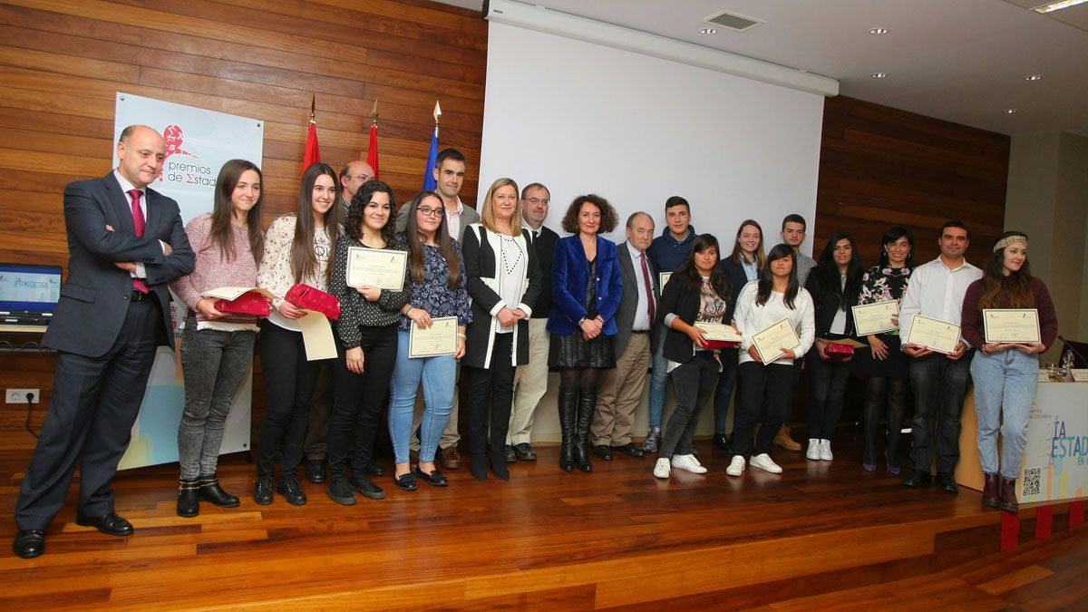 Alumnos y profesores ganadores de los XIV Premios de Estadística de Castilla y León. | César Sánchez (Ical) Alumnos y profesores ganadores de los XIV Premios de Estadística de Castilla y León. | César Sánchez (Ical)