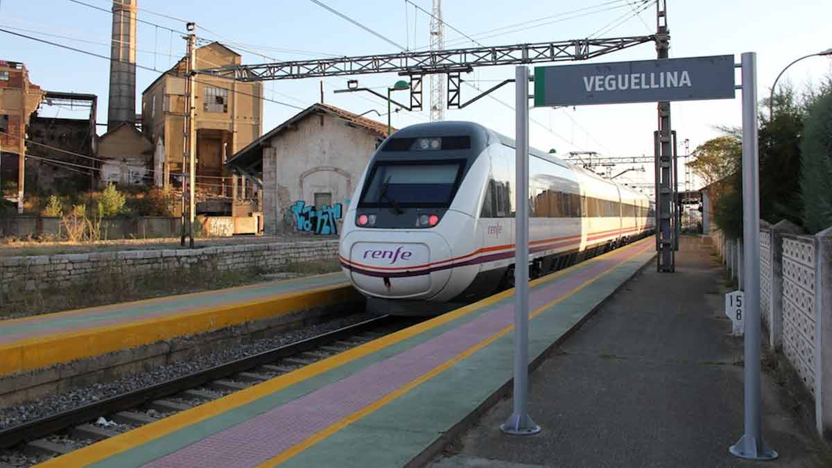 Un convoy cruza la estación de Veguellina de Órbigo.