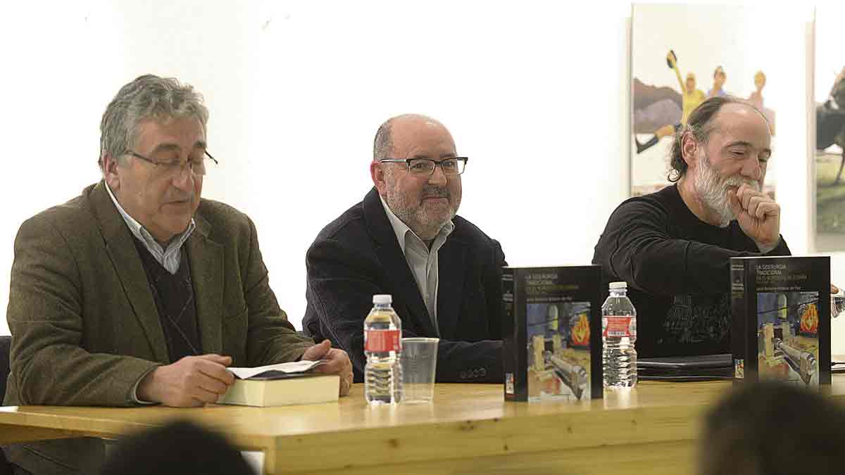 Un momento de la presentación del libro de José Antonio Balboa, este viernes en el Museo de León. | MAURICIO PEÑA